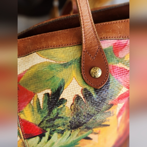 Splatter a garden of beauty upon your favorite Patricia Nash™ Straw Viotti Tote. - Picture 6 of 11